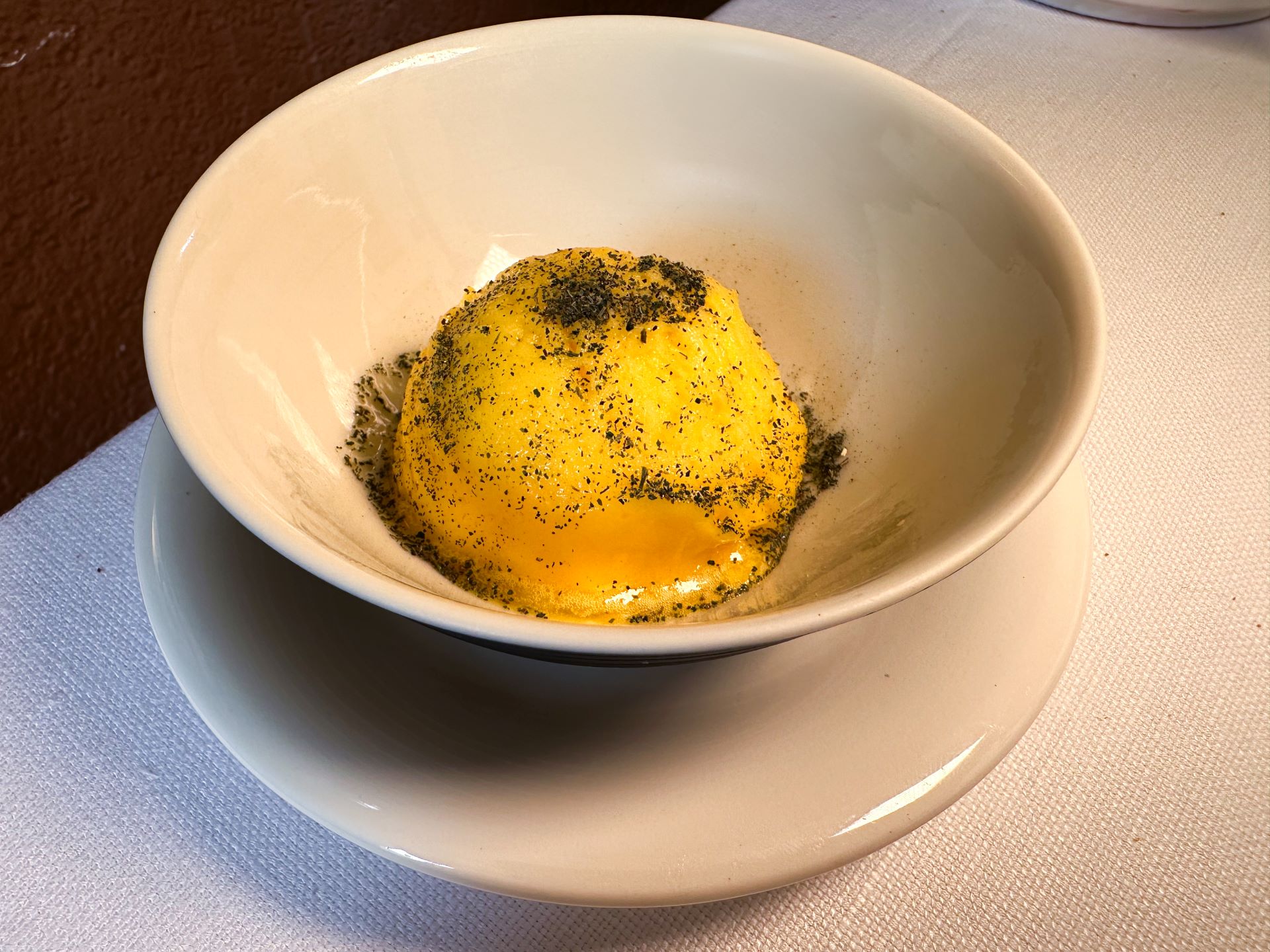 Sorbetto al mandarino, calvados e foglia di spinacio essiccata.