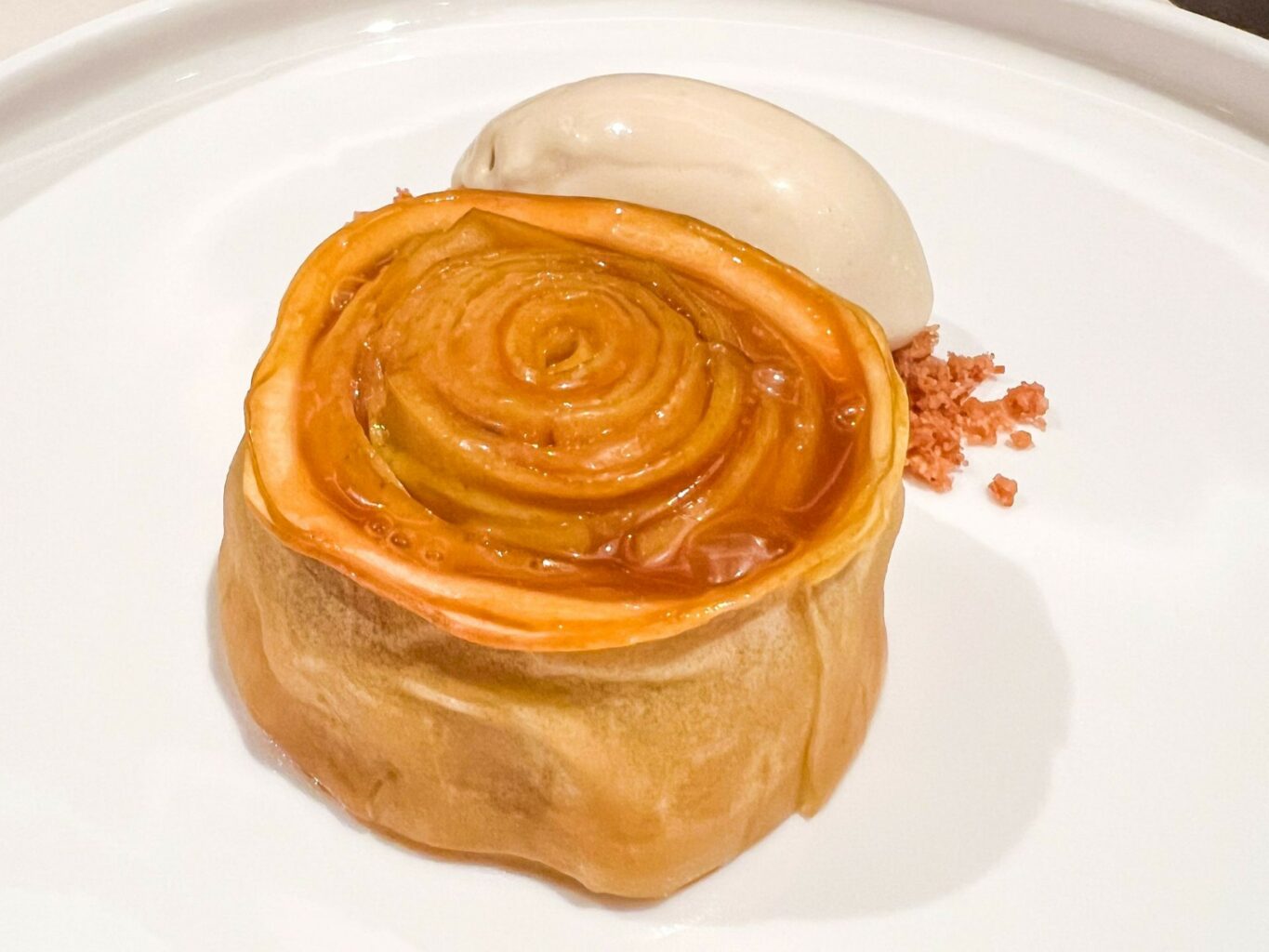 Mela sfogliata, gelato al fieno e zabaione di Casa Romano.