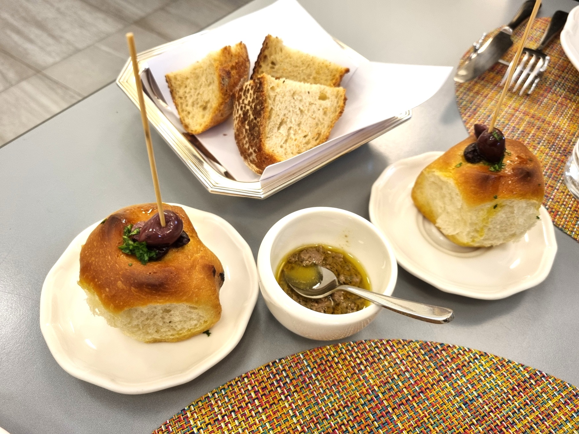 Pane, focaccia, salsa di acciughe del ristorante Il Portico.