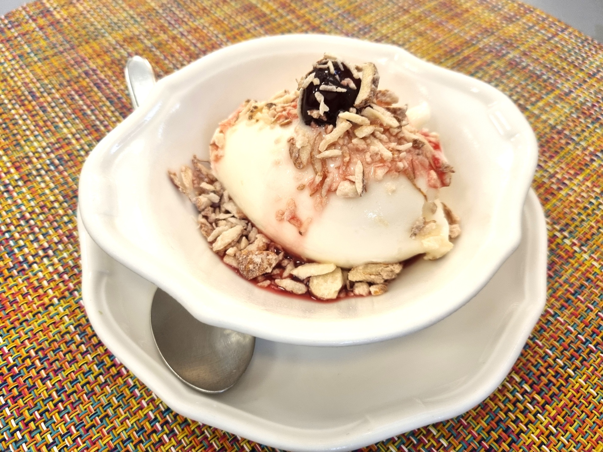 Sorbetto al limone, mandorle e amarene del ristorante Il Portico.