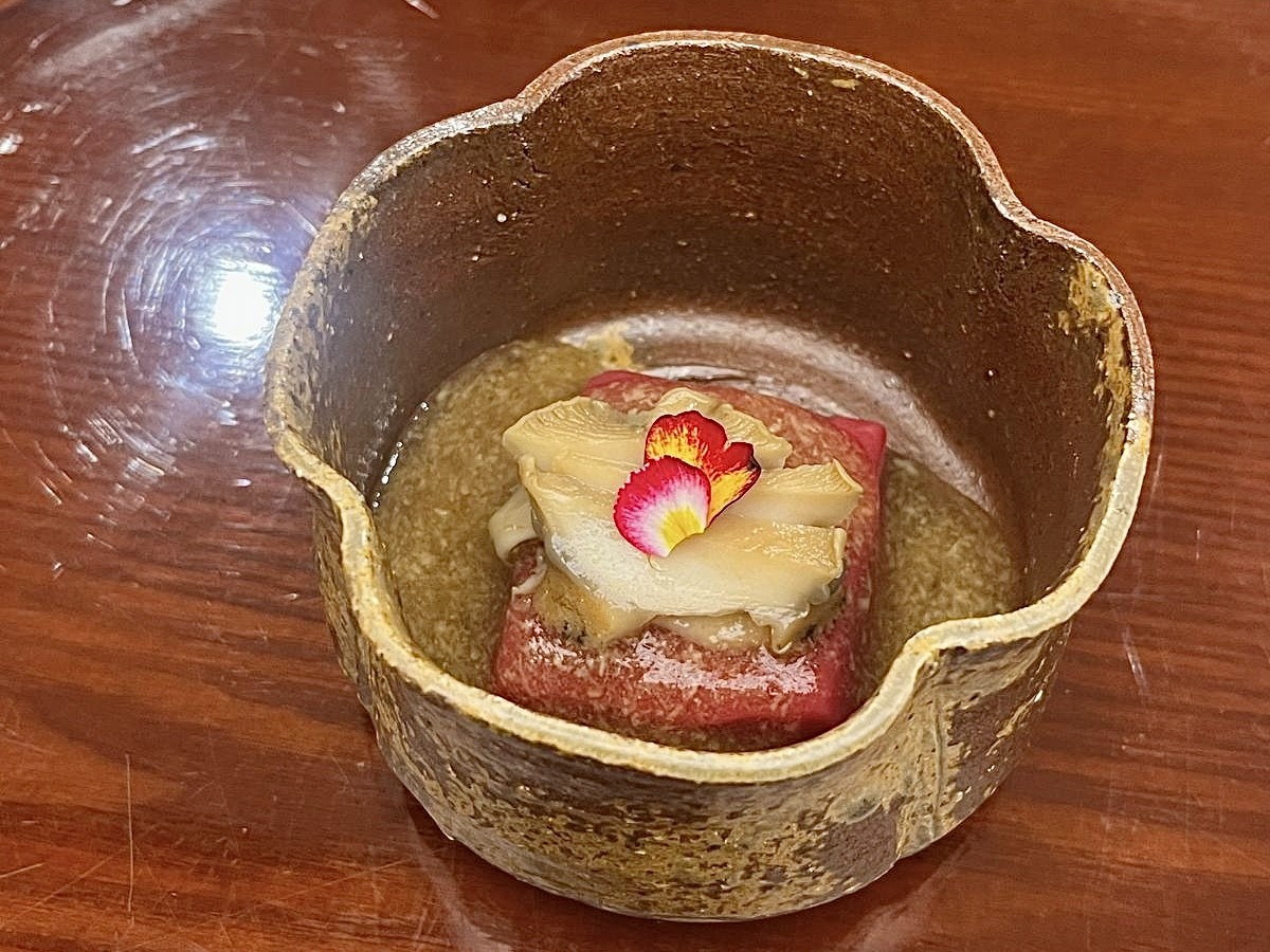 Tofu alla barbabietola, salsa al wasabi e abalone del ristorante Roketsu.