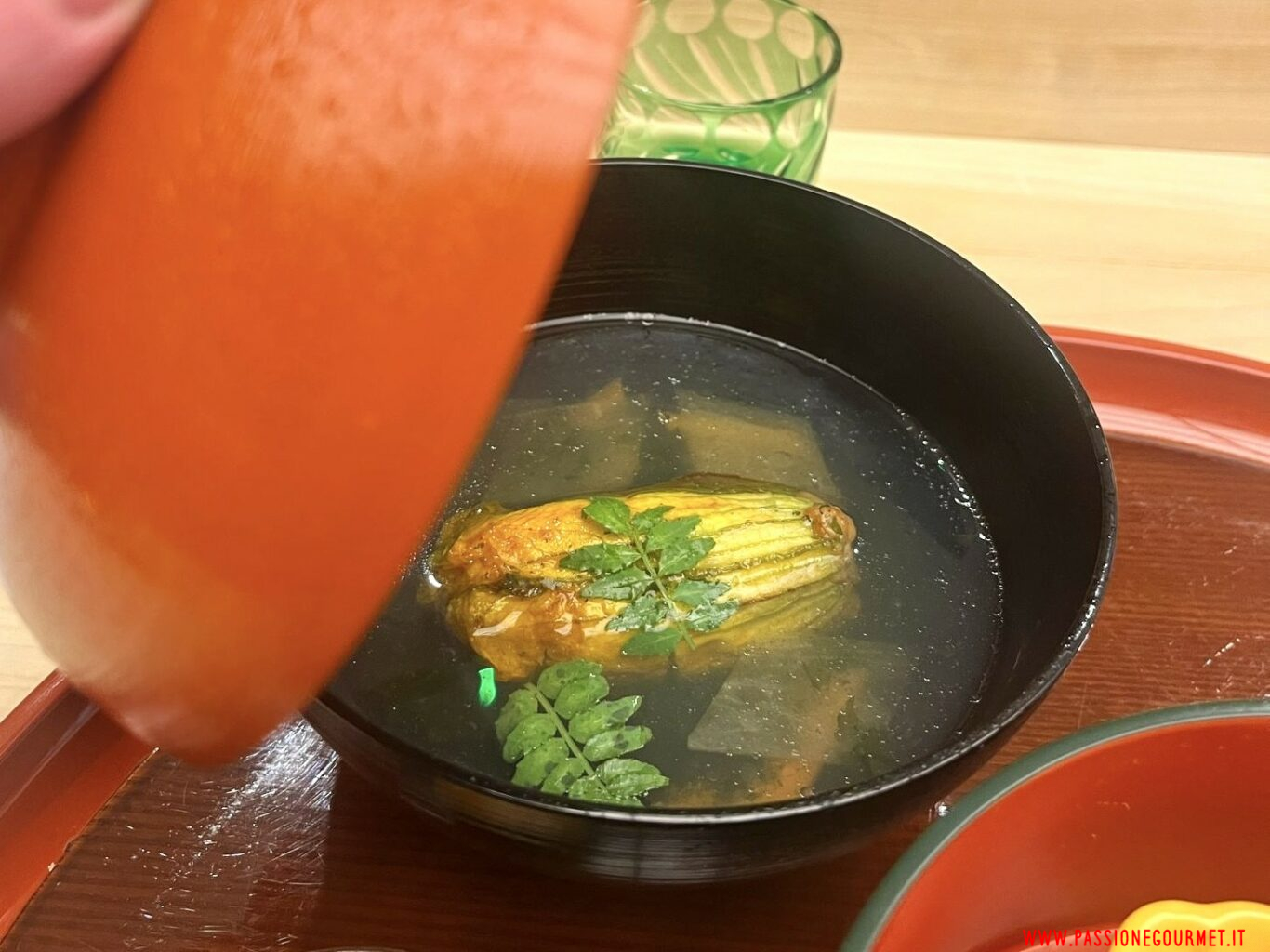Fiore di zucca ripieno di capasanta in brodo di vongole e lattuga di mare.