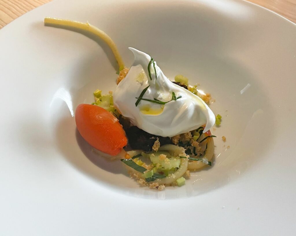 Spaghetto aglio, olio e peperoncino (omaggio a Benedetto Cavalieri) – Primavera 2025 del ristorante Le Calandre.