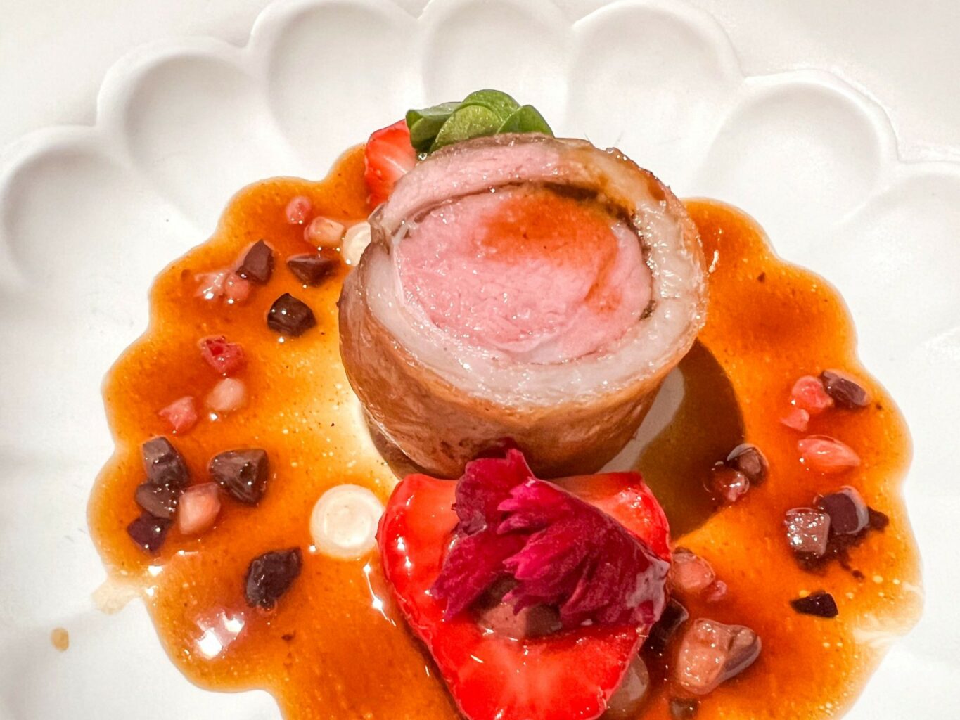 Agnello del Sisteron con fragole, coriandolo e olive nere del ristorante La Chèvre d'Or.