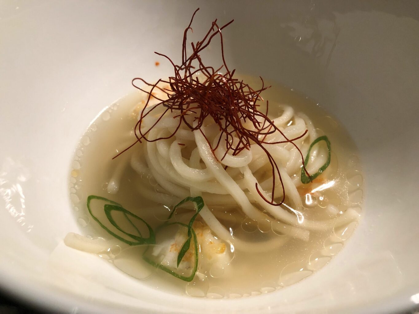 Akazaebi ramen: Udon, scampo scottato, brodo di scampi, cipollotto, togarashi.