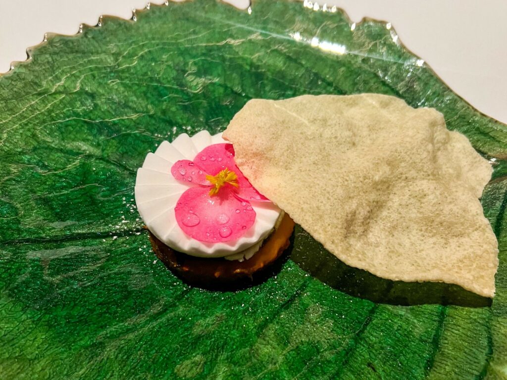 Ananas Sadhya, payasam (sorta di budino di cremoso) al cocco e pepe rosa, mango sottaceto, papadam e rasam.