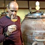 Antonio Arrighi mentre degusta il suo vino in anfora.