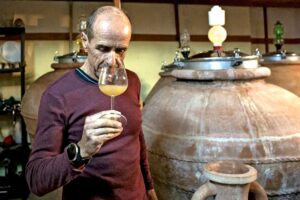 Antonio Arrighi mentre degusta il suo vino in anfora.