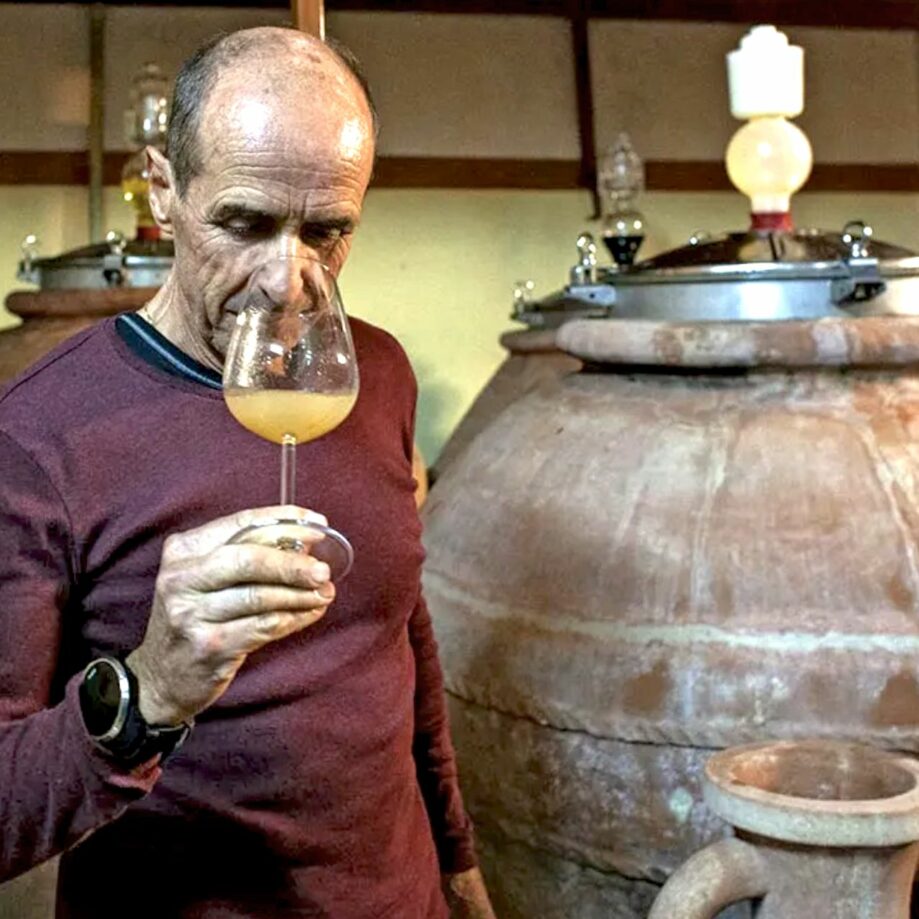 Antonio Arrighi mentre degusta il suo vino in anfora.