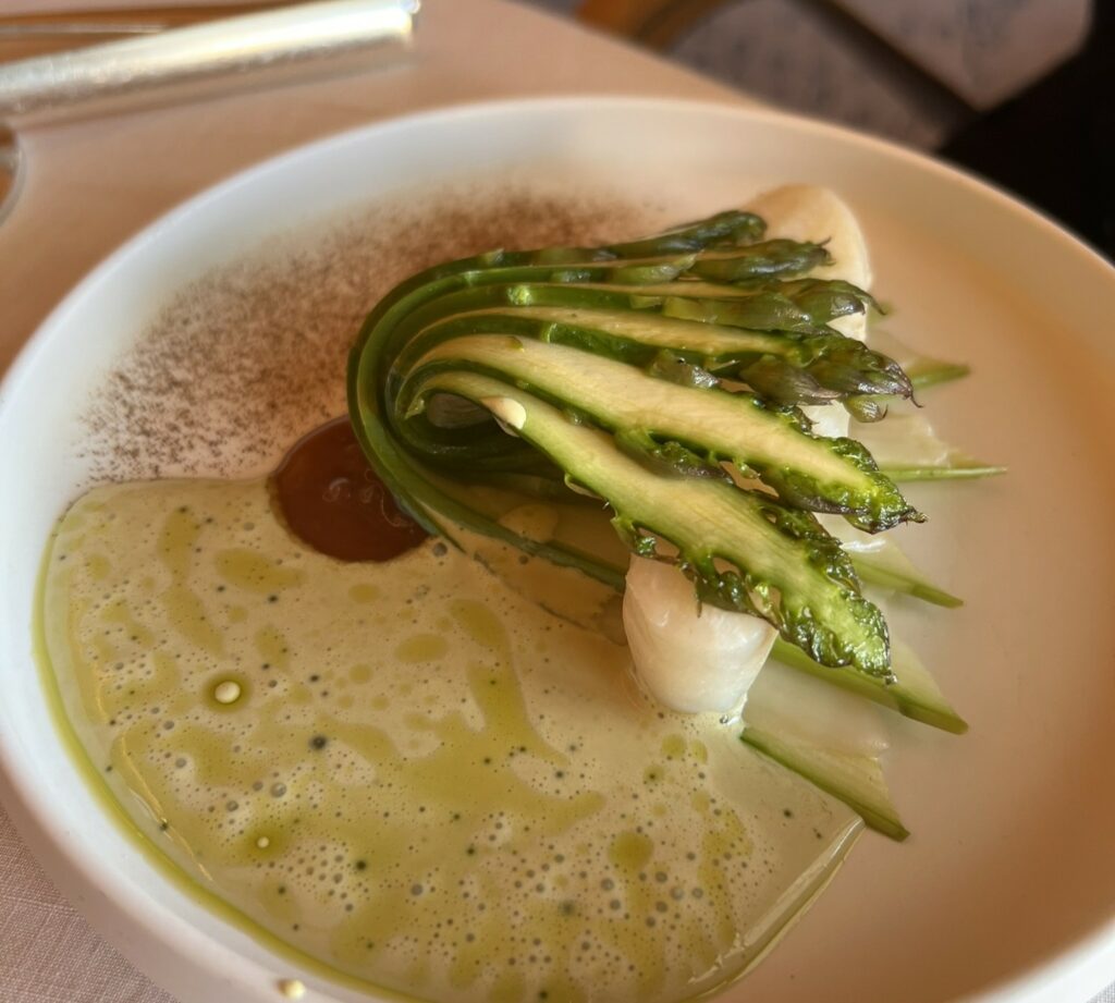 Asparagi verdi, capperi e cannolicchi della Camargue, merluzzo confit del Mediterraneo e salsa “pil pil”.