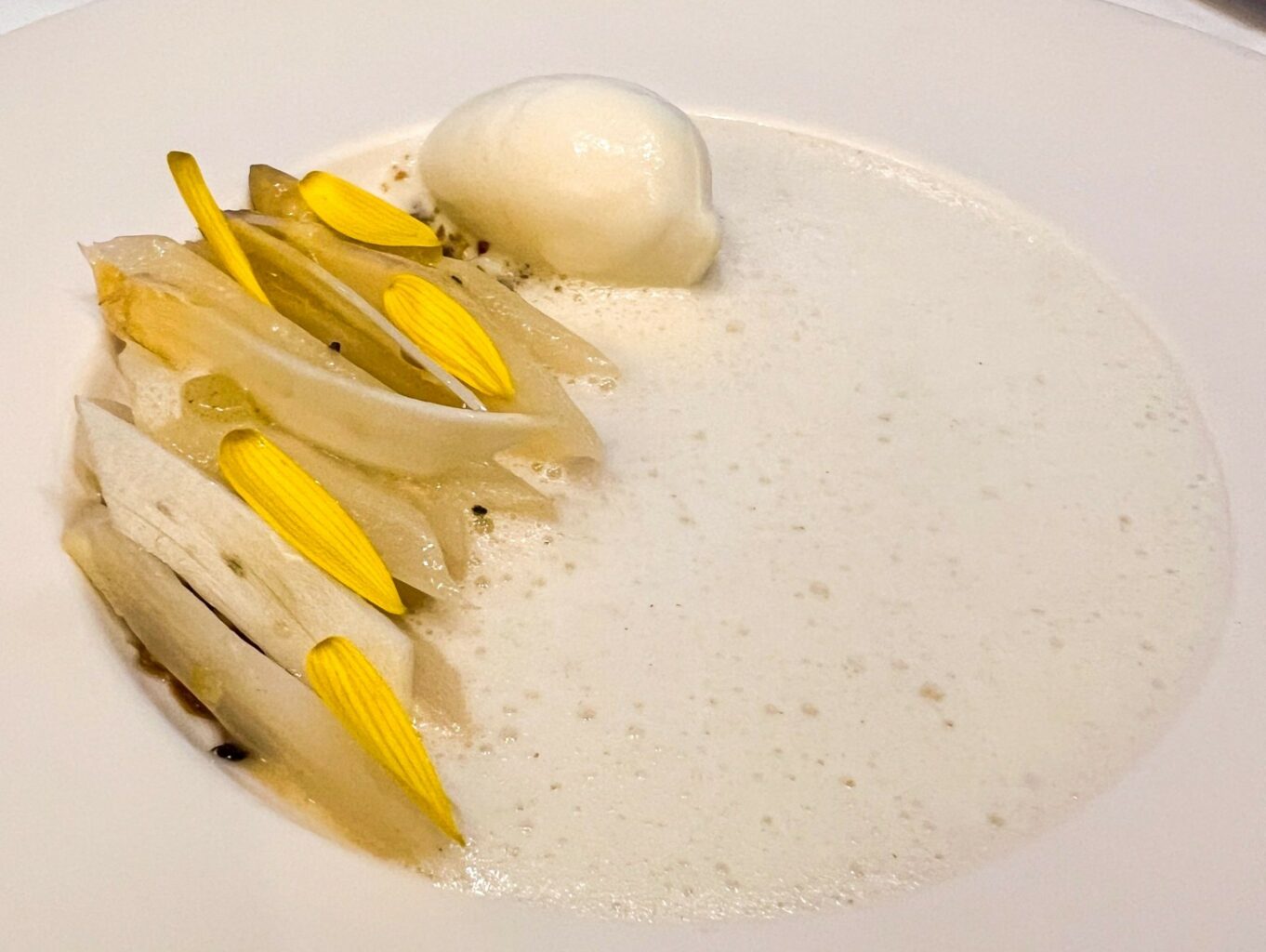 Asparago Bianco di Provenza, limone di Eze e salsa al miele e pistacchio.