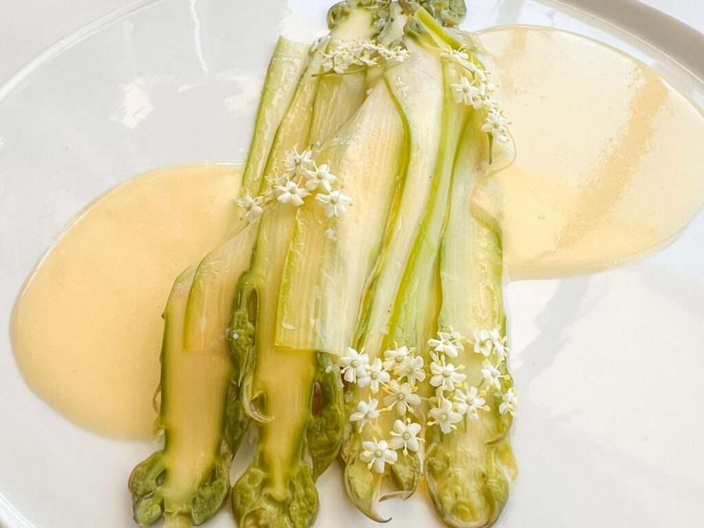 Pescato del giorno e asparago del ristorante Mirazur.