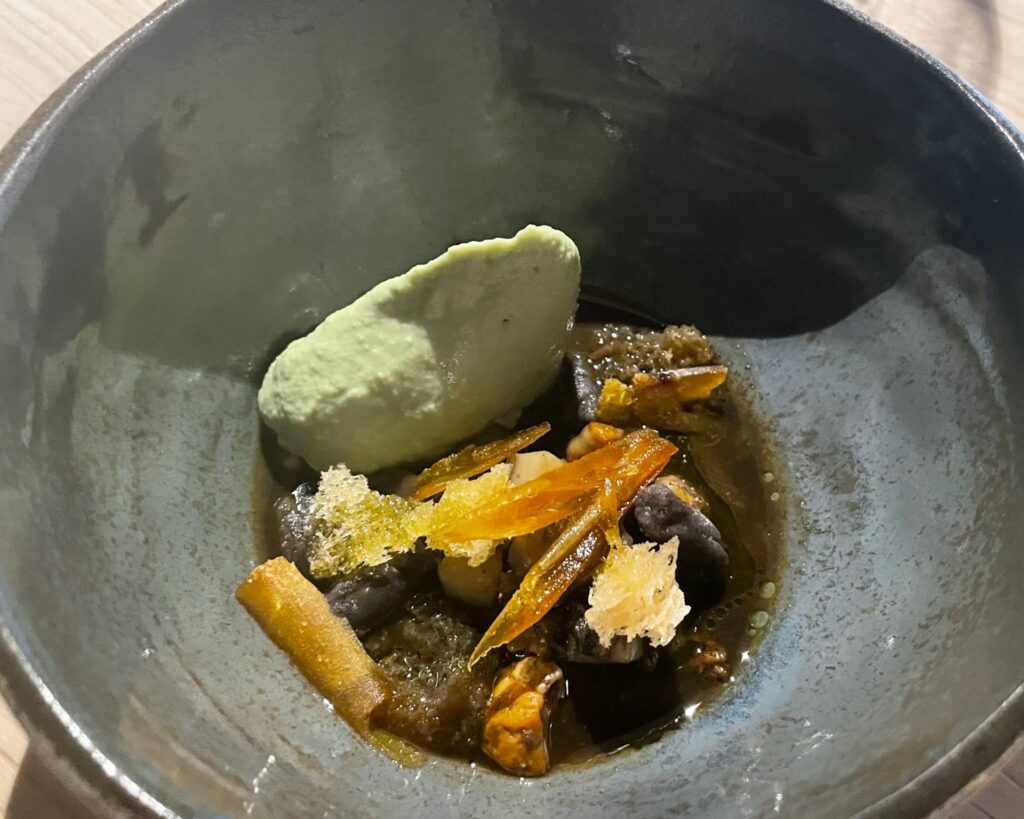 Brodetto con quinto quarto di mare, garusoli, gnocchetti di riso nero e purè di fave fresche – Primavera 2025.