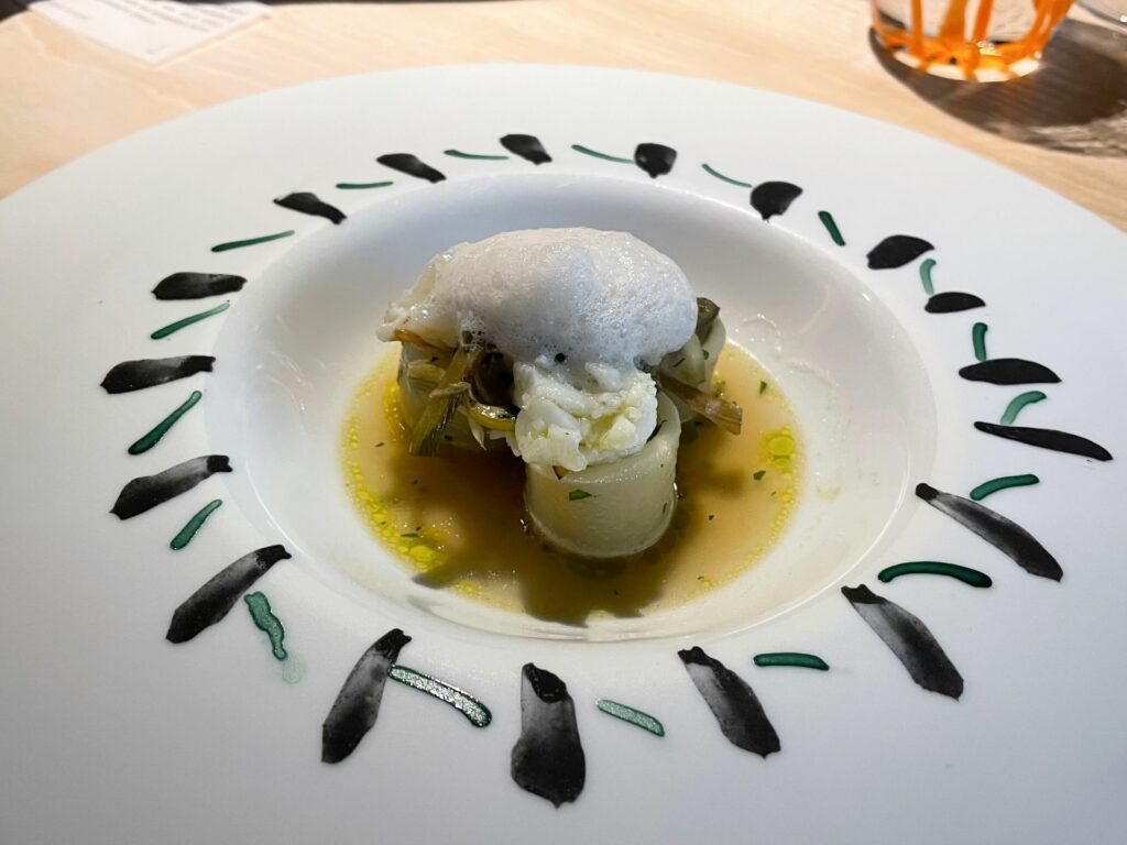 Calamari di pasta in brodetto affumicato con carciofi, scampi e grancevola – Autunno 2024.