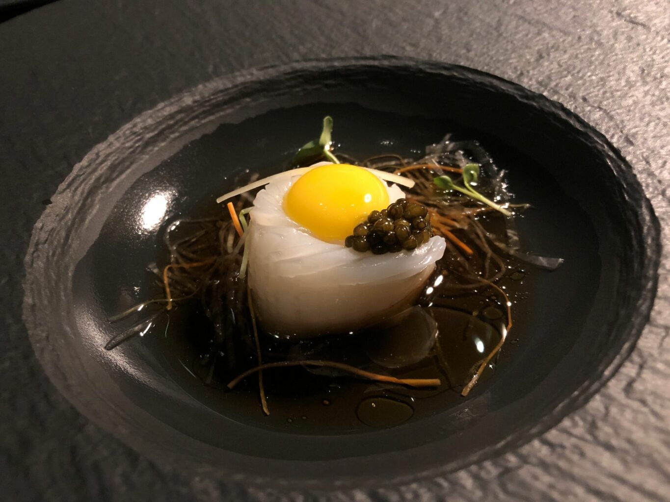 Calamaro, zenzero, uovo di quaglia, caviale, sobadashi per umami.