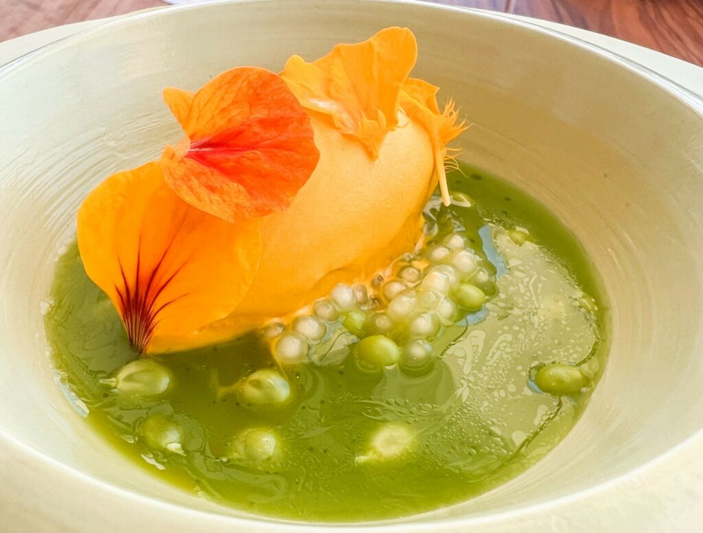 Gelato alla calendula e piselli del ristorante Mirazur.