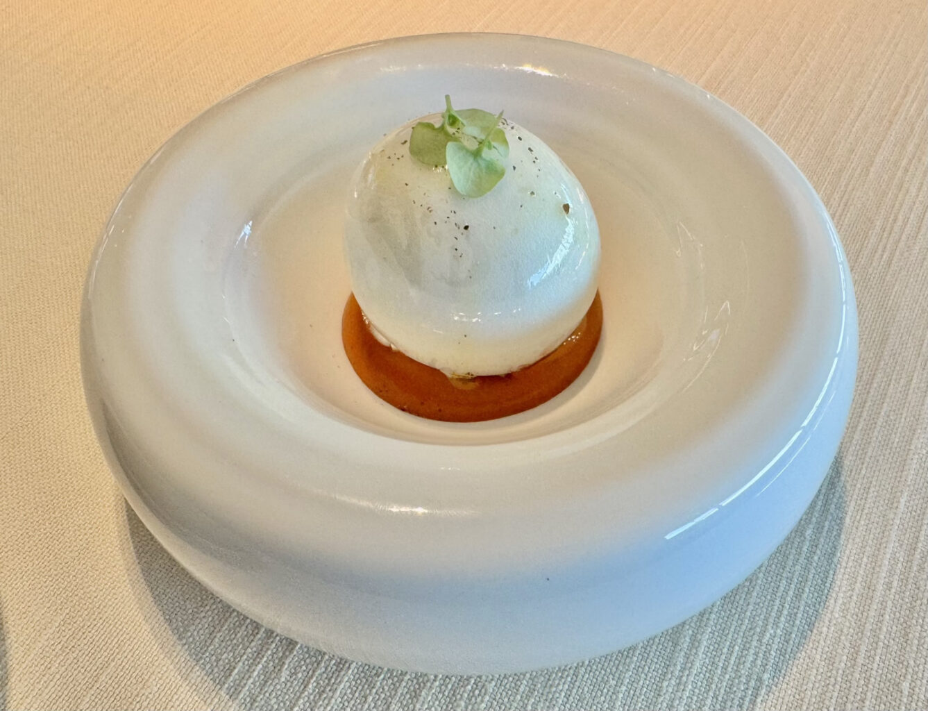 La storica Caprese di Andrea Aprea… dolce, salato: una ricostruzione fedele di una mozzarella di bufala campana
in tutte le sue componenti; all’interno una spuma di mozzarella, all’esterno isomalto con punta
di dolcezza, alla base coulis di tre pomodori in conserva.