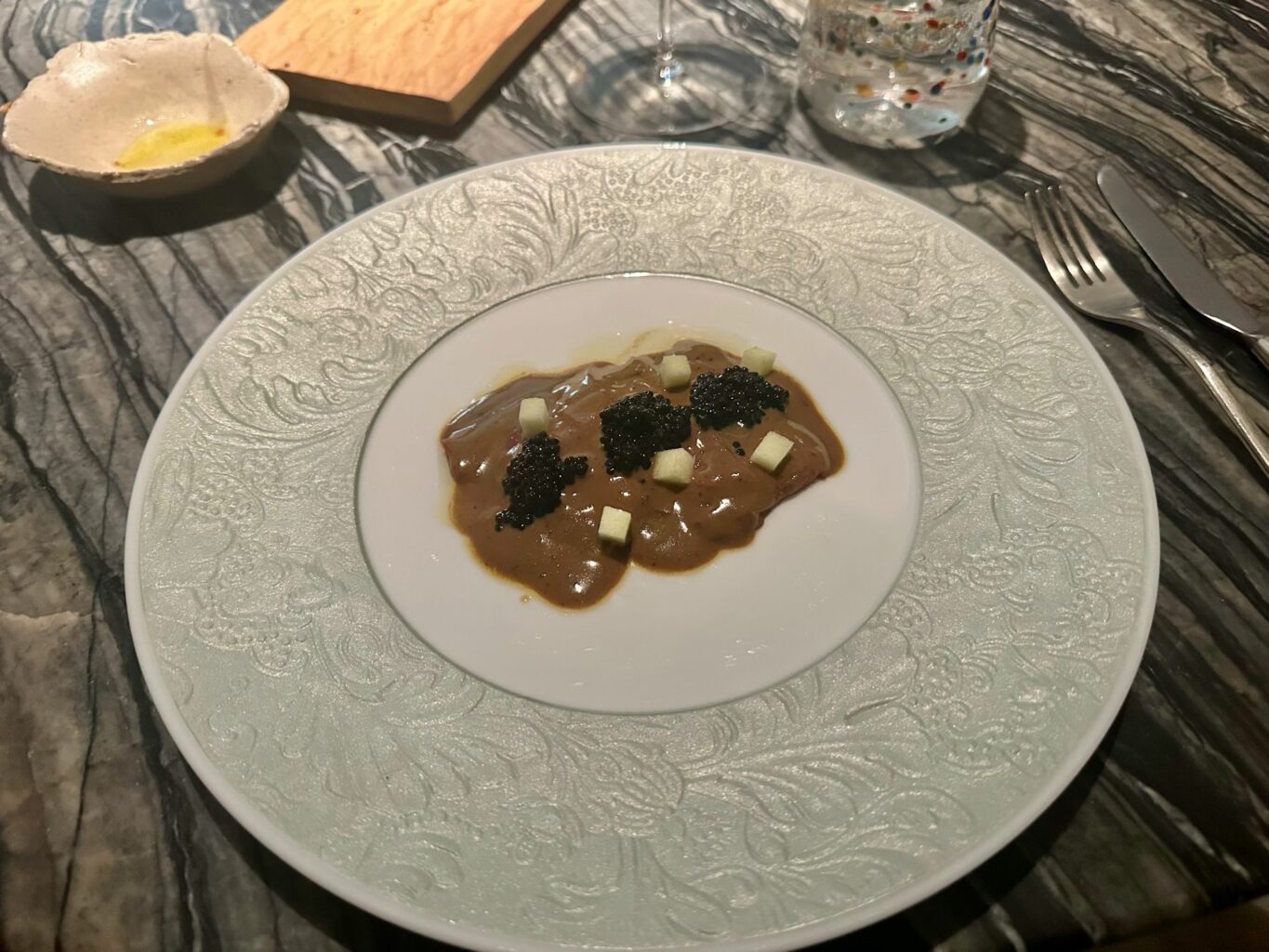 Capriolo, salsa al foie gras, mela verde e caviale del ristorante Matteo grandi in Basilica.