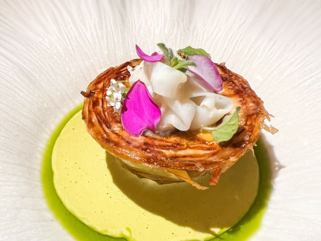 Carciofo spinoso, seppia, parmigiano e menta alla liquirizia del ristorante La Chèvre d'Or.