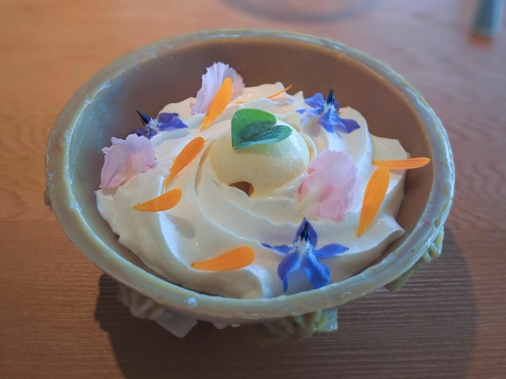 Ceviche di frutta, gelato al miele e sorbetto al litchi.