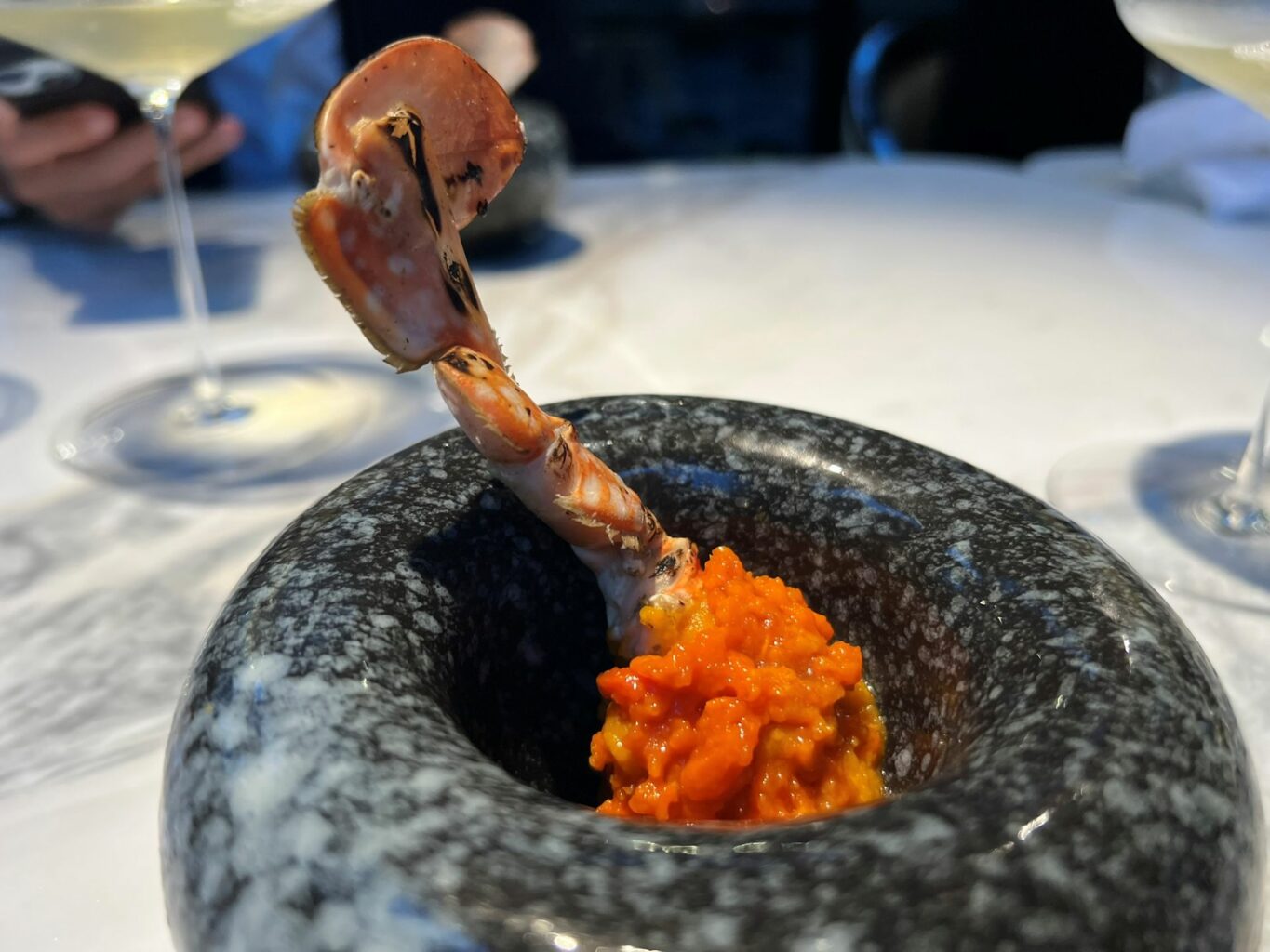 Zampa di granchio blu, uova di granchio e pasta di peperoncino di Sorn.