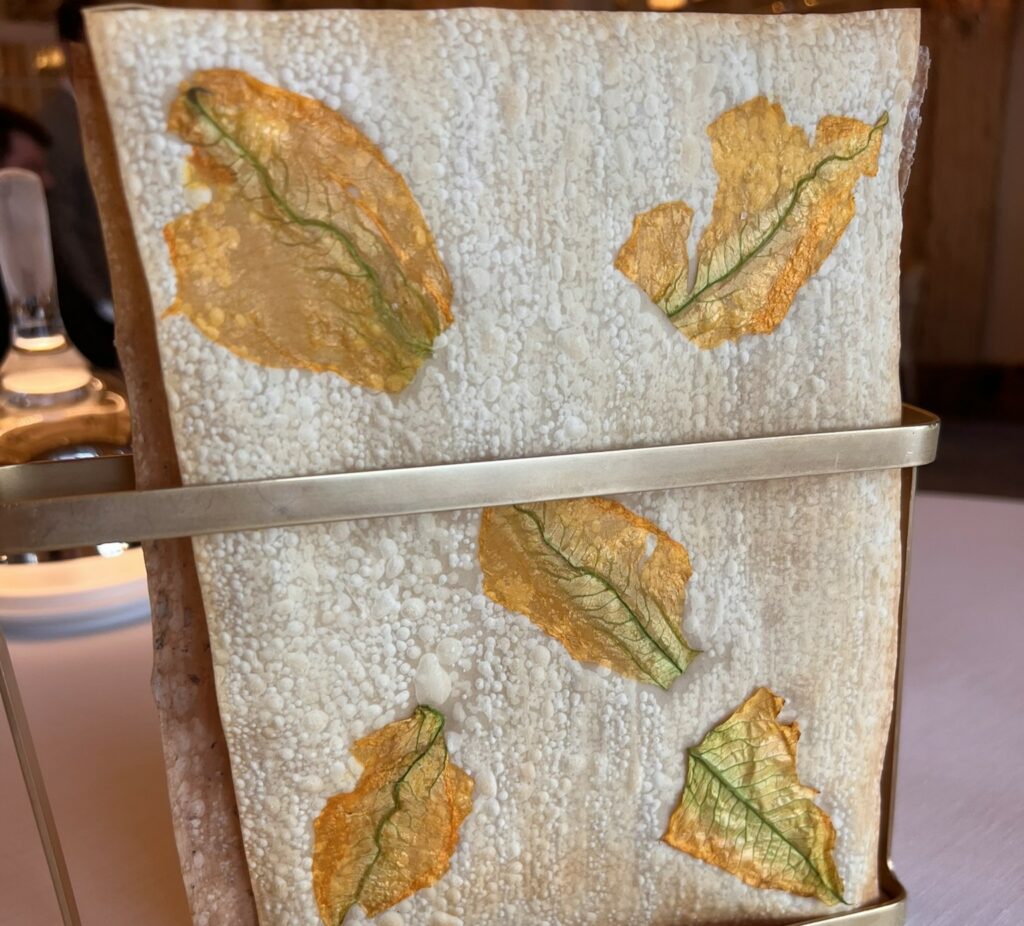 Cracker con fiori di zucca.