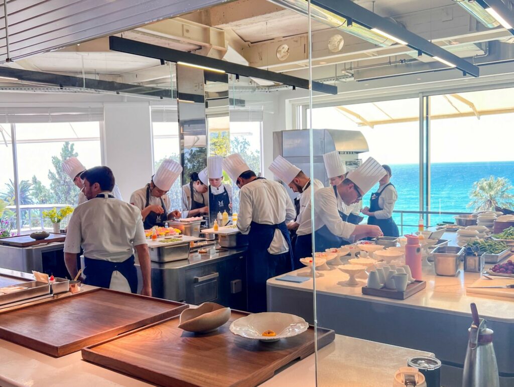 La cucina a vista del ristorante Mirazur.