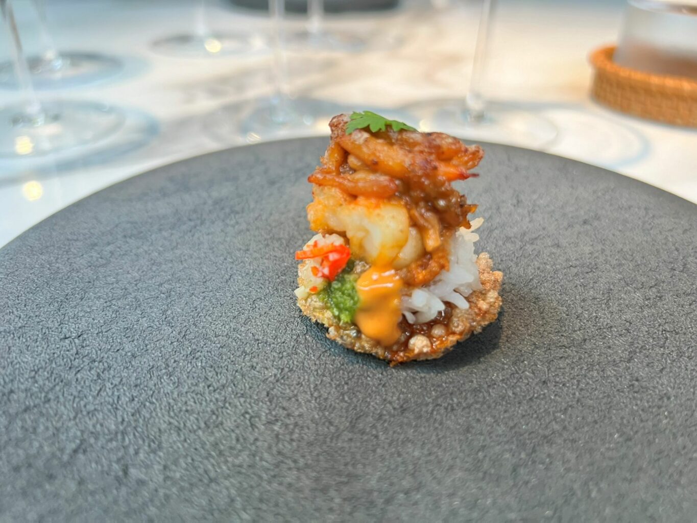 Amuse Bouche del ristorante Sorn: Gambero del fiume Tapi, riso Jasmine, cracker di sago e grasso di gambero