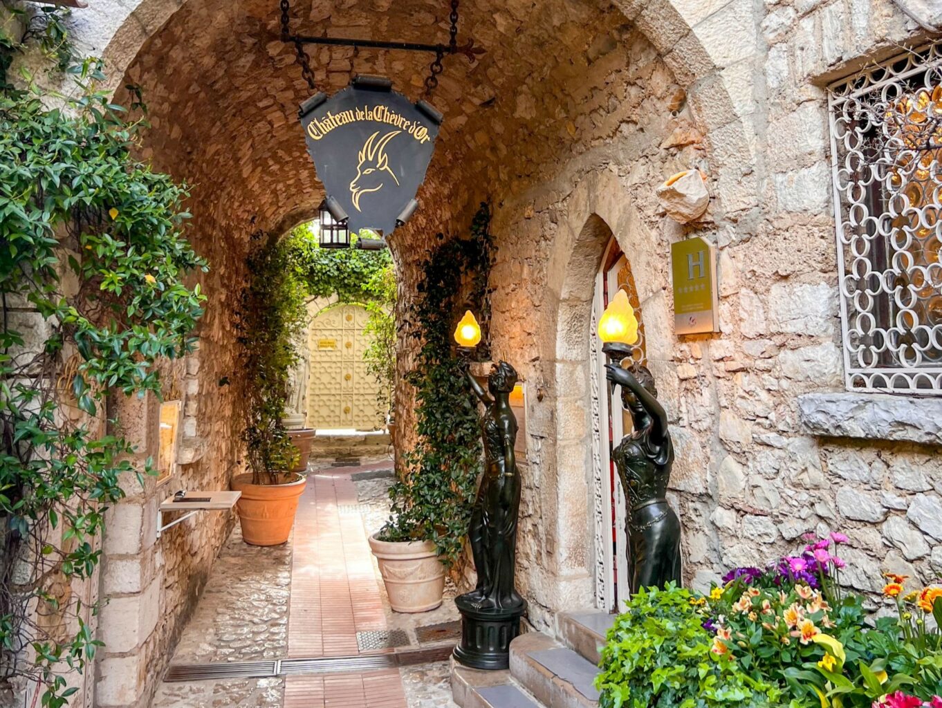 L'entrata del ristorante La Chèvre d'Or.