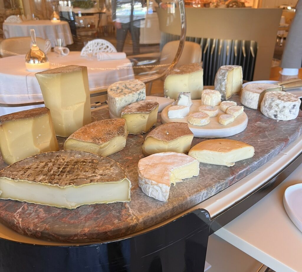 Il carrello dei formaggi del ristorante Louis XV.