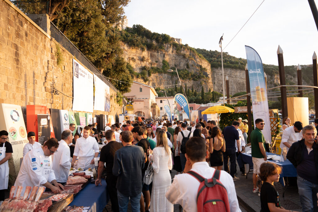 Le vie gremite di persone durante Festa a Vico