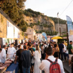 Le vie gremite di persone durante Festa a Vico