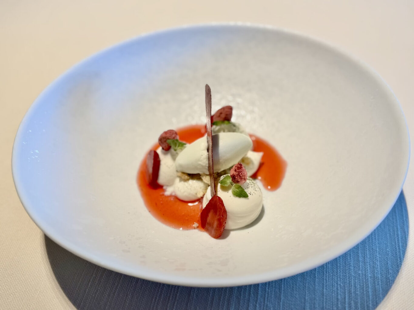 La fresca e stagionale Fragola al Maraschino Mascarpone, Nepetella (mentuccia aromatica).