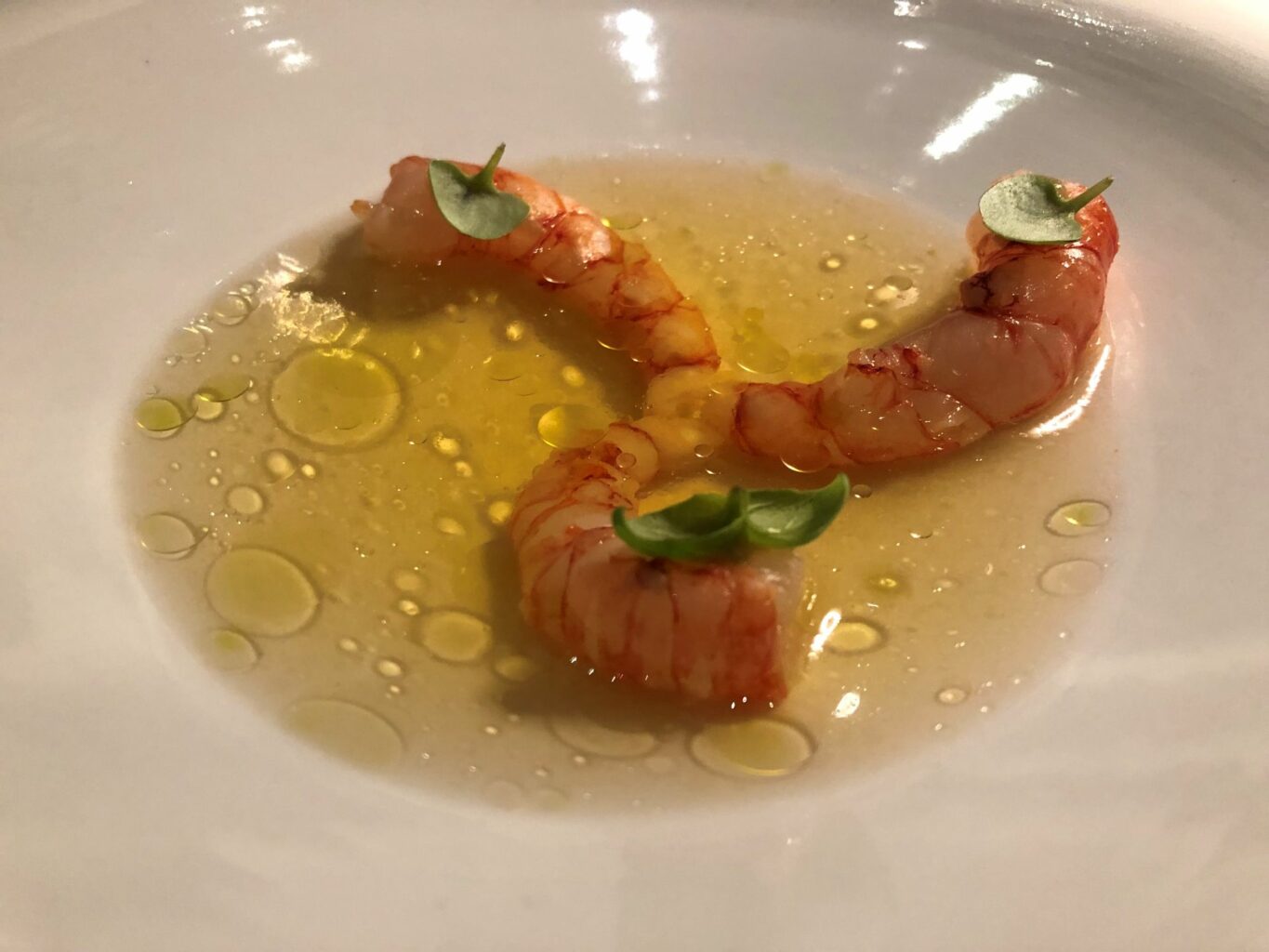 Gambero scottato, olio al cipollotto, acqua di pomodoro.