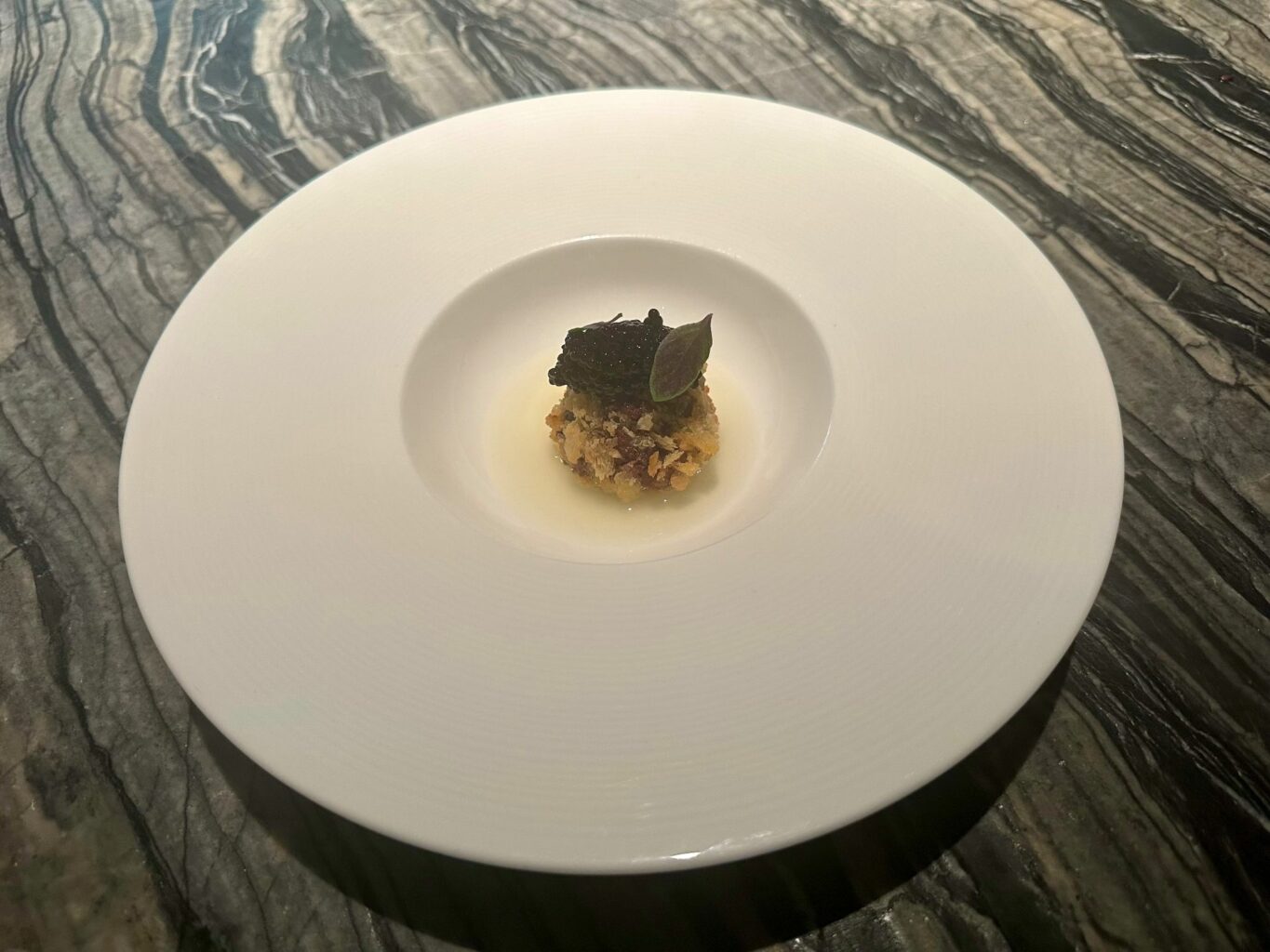 Ganache di cioccolato fritta, bergamotto e caviale del ristorante Matteo Grandi in Basilica.