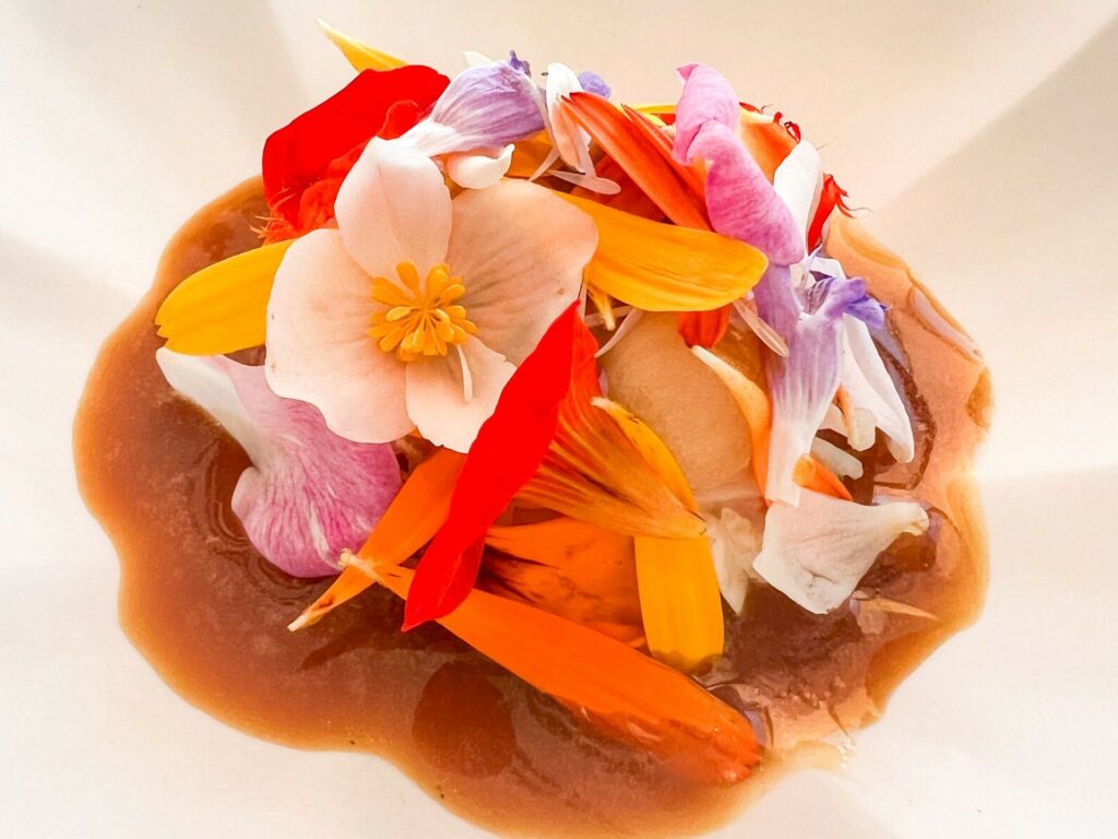 Fiori di giardino e Granchio del ristorante Mirazur.