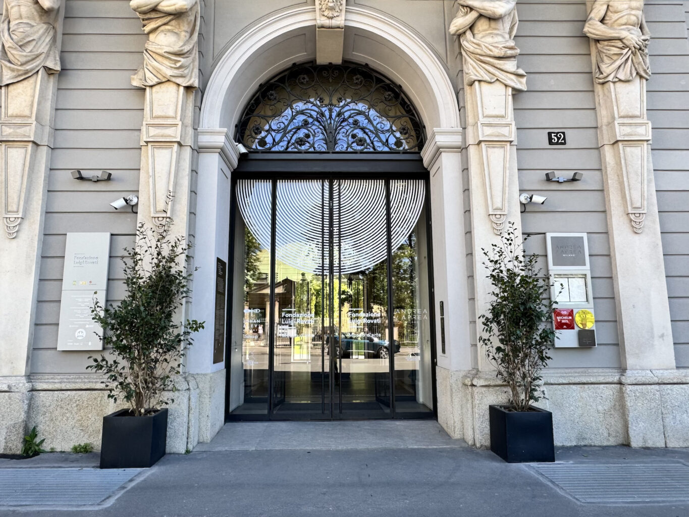 L’ingresso del ristorante Andrea Aprea posto su Corso Venezia.