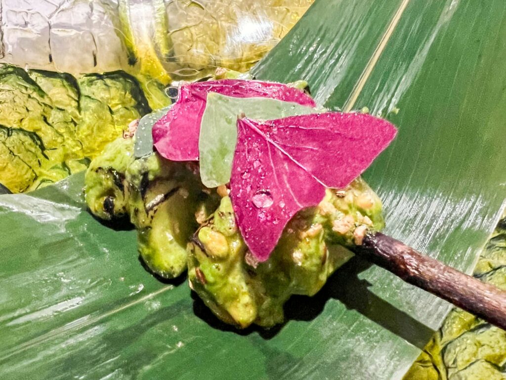 Kushiyaki di cocco tenero con spezie del Nilgiri e rasam allo yuzu di Trésind Studio.