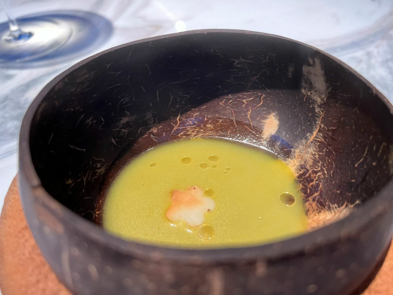 Melinjo: polpa di cocco fresco, il suo latte, gamberetti e calamari disidratati