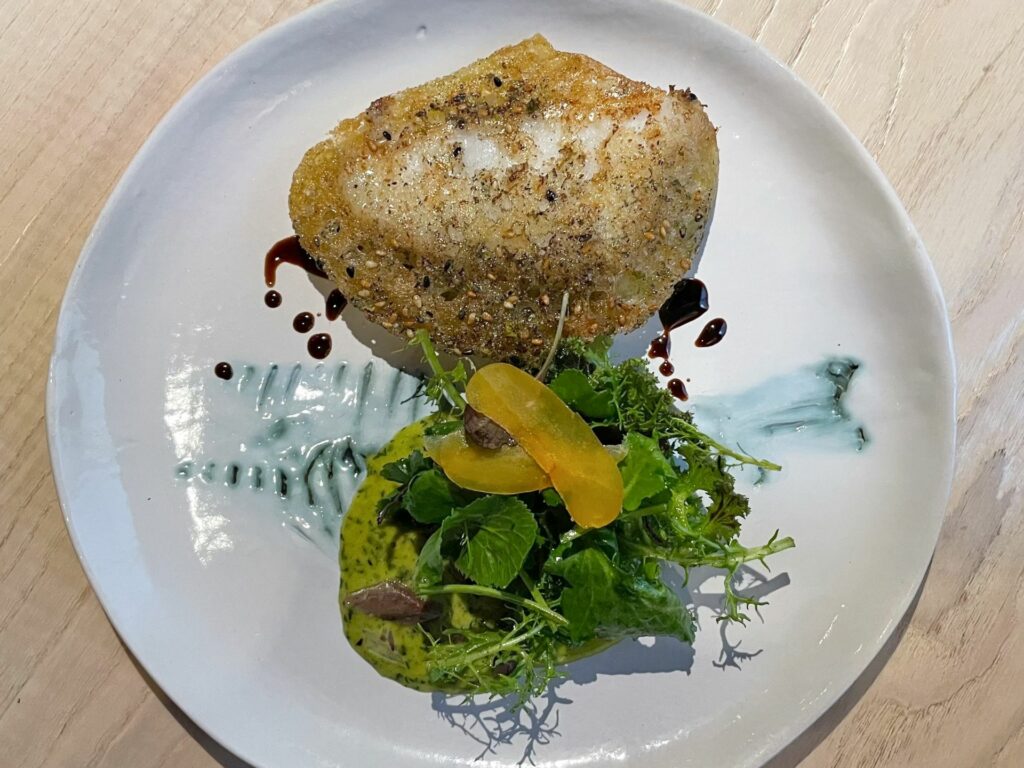 Merluzzo in biscotto con salsa tartara di misticanza, acciuga e bottarga – Inverno 2024
