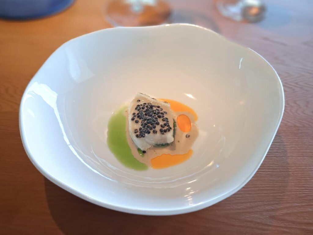 Moro oceanico nappato con la salsa delle sue spine e caviale, acetosa liquida.