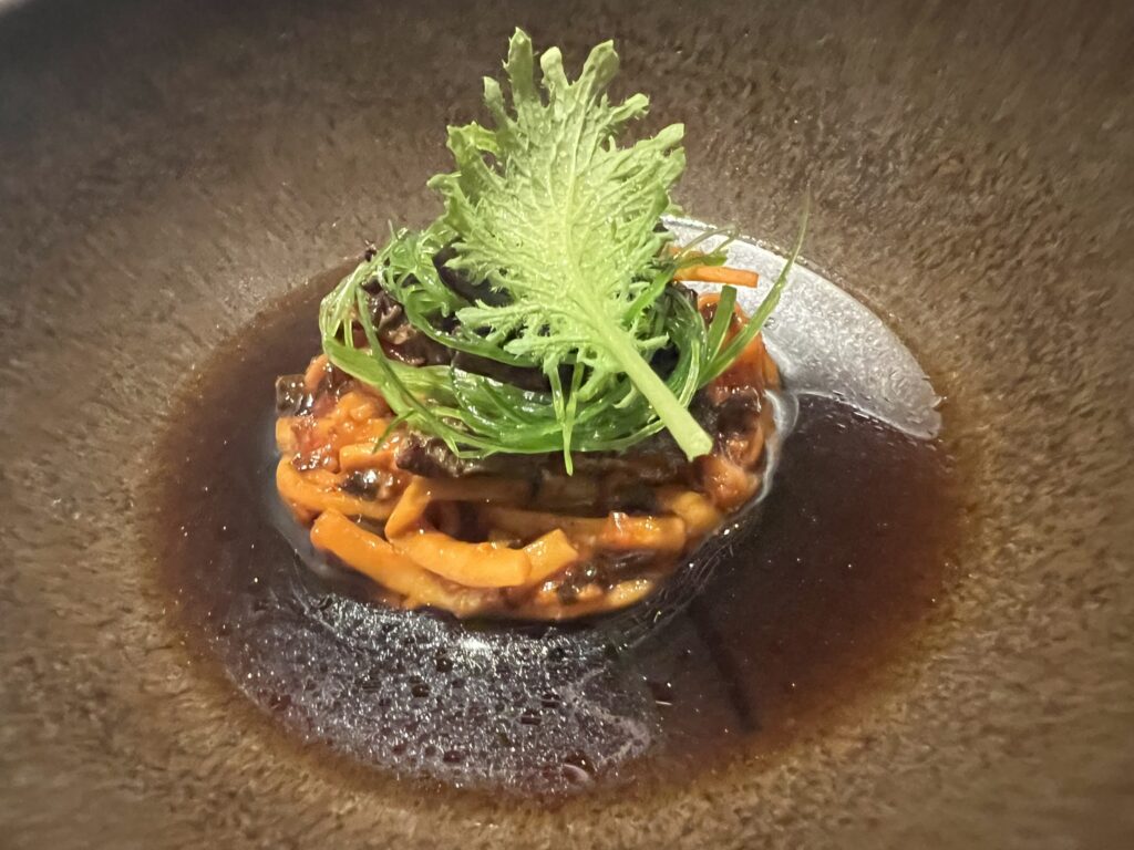 Noodles di ostrica, fungo nero e shoyu di spugnola del ristorante Trésind Studio.