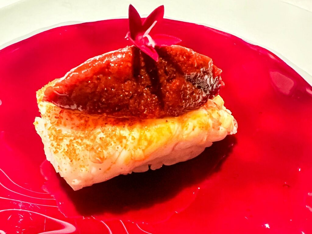 "Non un nigiri": scampo e salsa piccante.