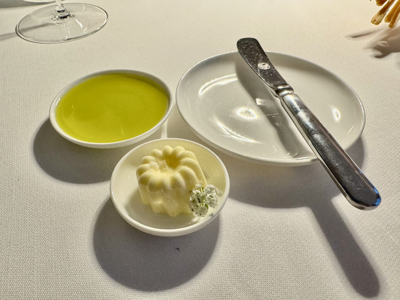 Olio extra vergine d’oliva toscano e burro.