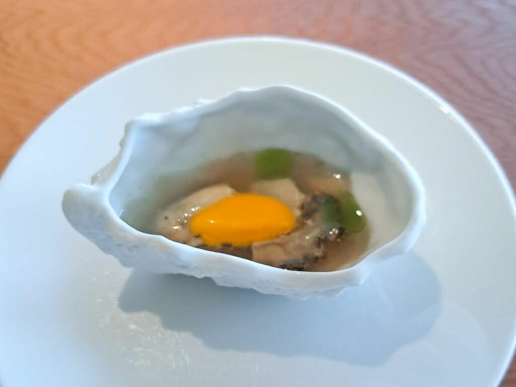 Ostrica alla griglia, salsa di olivello spinoso de La Madonnina del Pescatore.