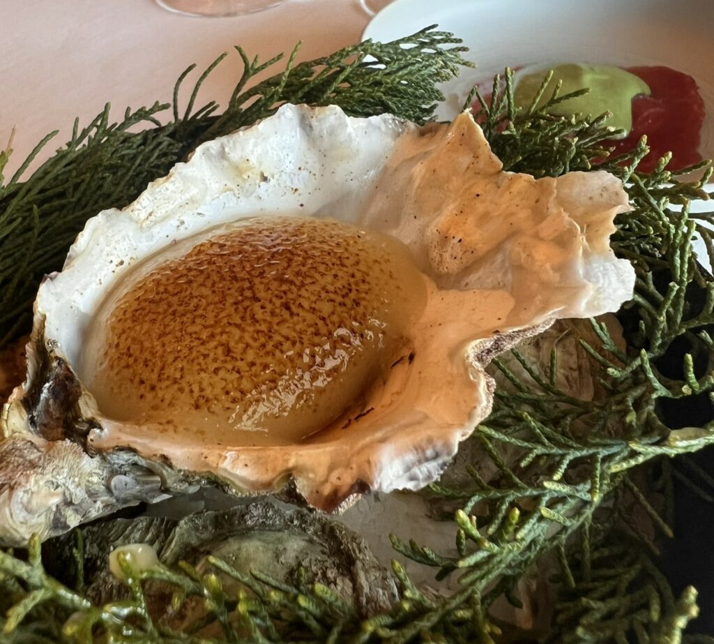 Ostrica servita al ristorante Louis XV.