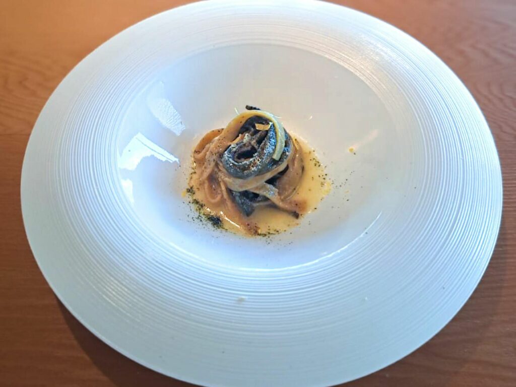 Paglia e fieno, pasta con spine di rombo e alga spaghetto, burro acido e colatura di alici.