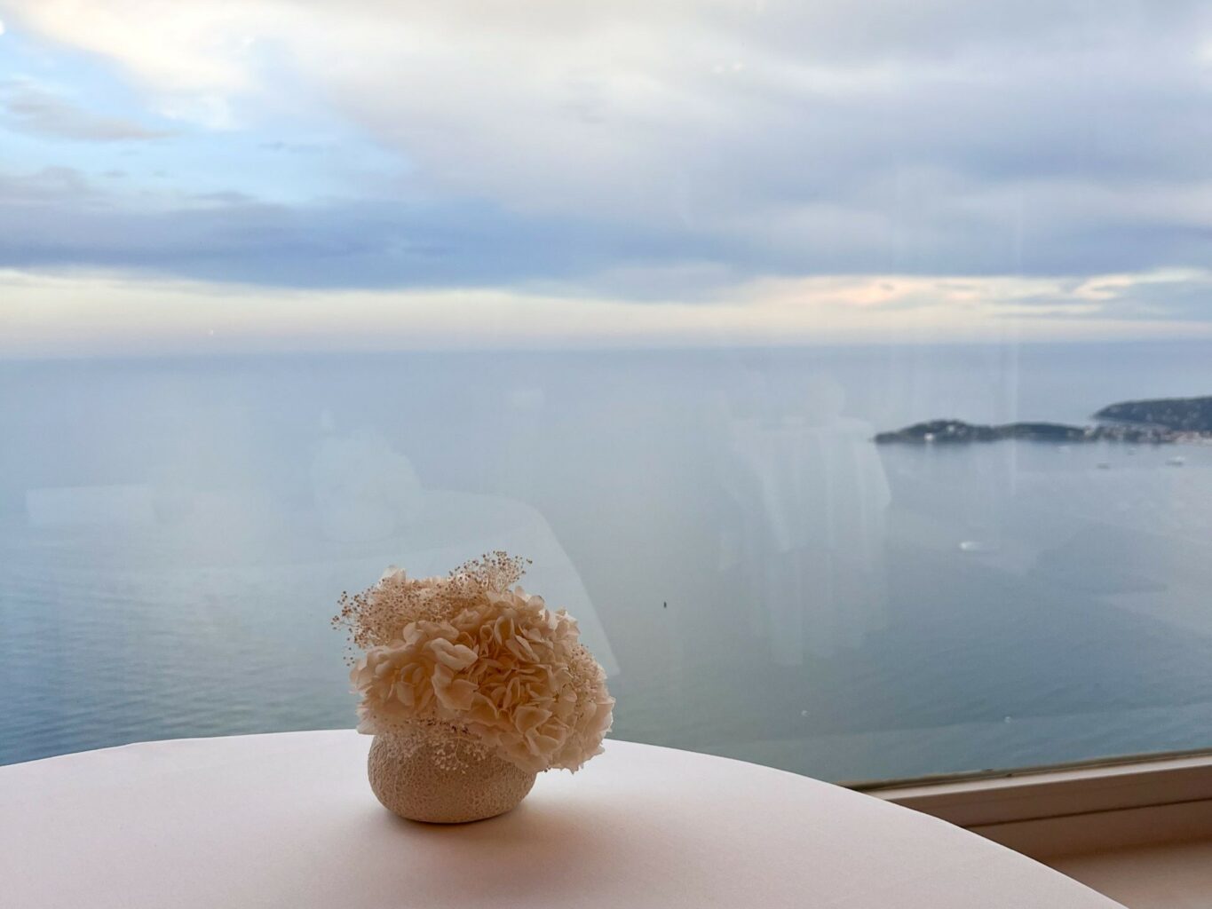 Il tavolo con vista sul mare.