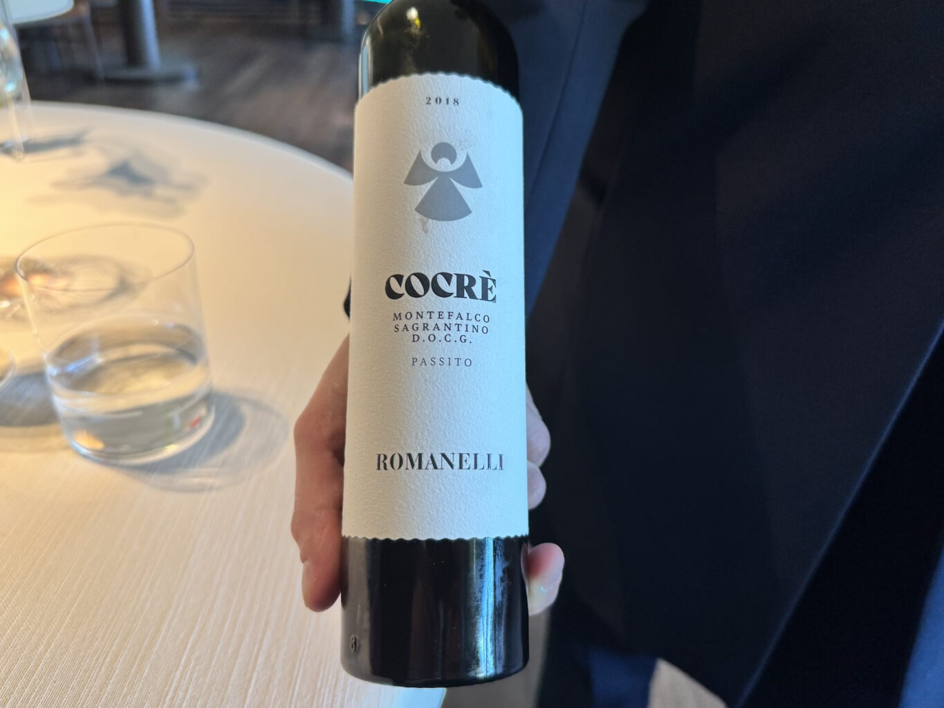 Chiude in accoppiata con la diplomatica napoletana, il passito ottenuto con uve Sagrantino, la
cui classica dolcezza è piacevolmente attutita dalla lieve tannicità.