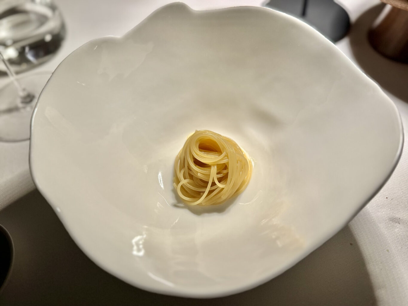 L’oramai iconica quanto intramontabile “pasta in bianco”, cotta in un decotto di alloro e
mantecata con vermouth, aceto alle prugne e miele.